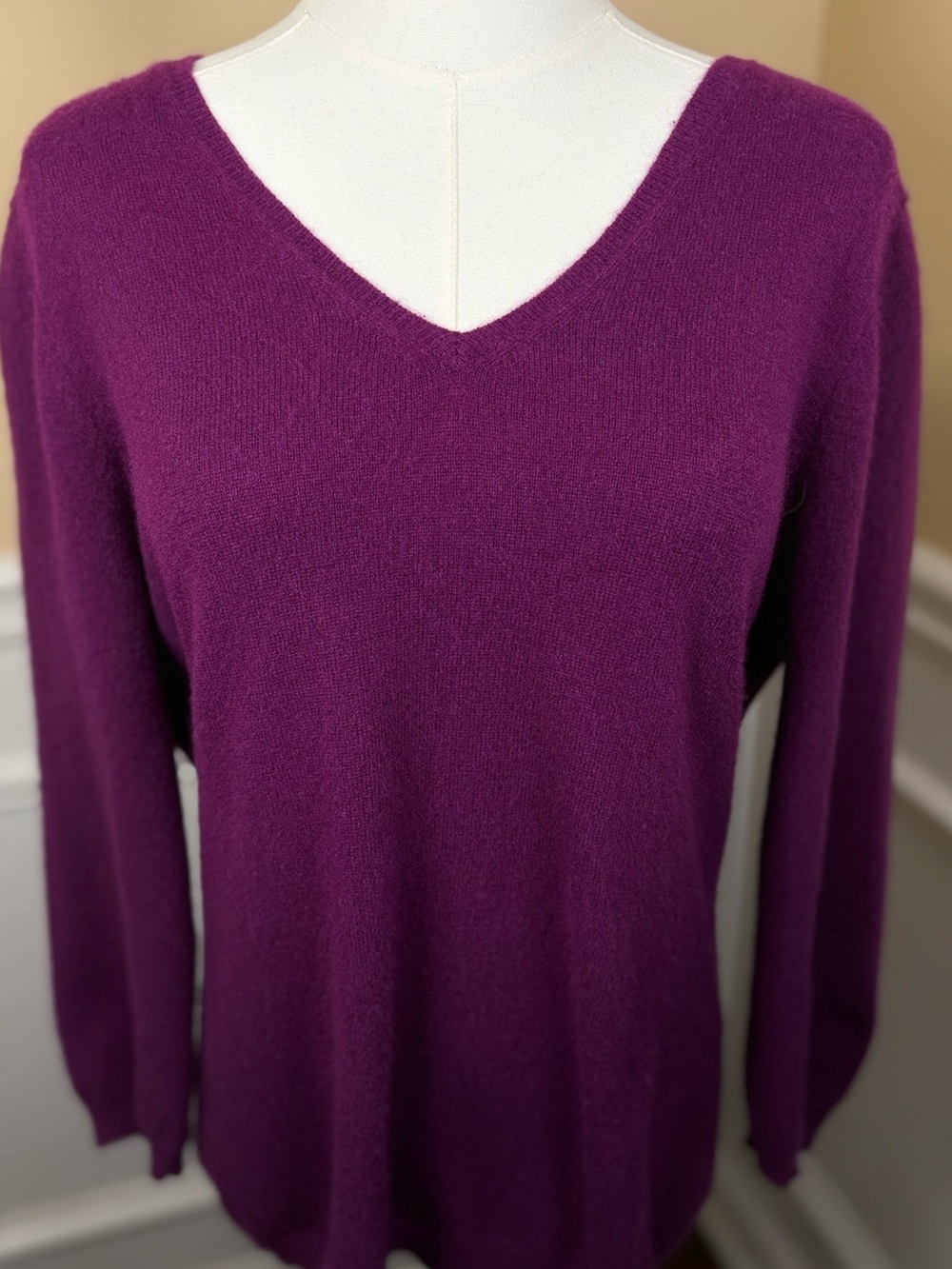 💜 Neiman Marcus 100% Cashmere V-Neck Sweater Large Plum Purple